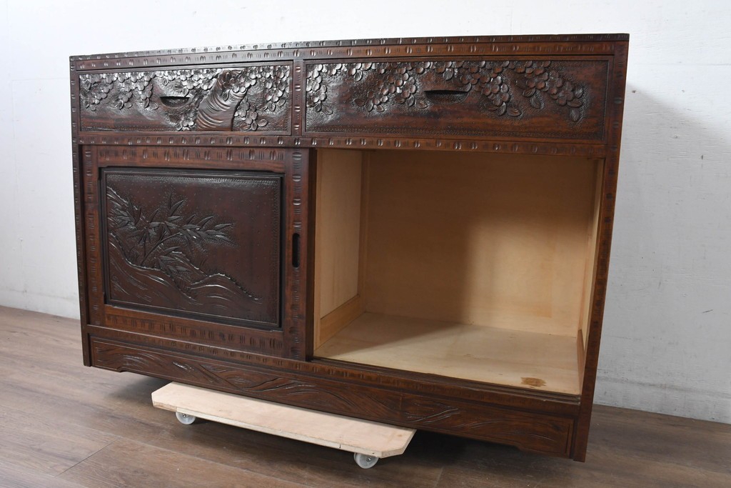 中古　超美品　軽井沢彫り　深みのある木目と立体的な彫刻が存在感を放つサイドボード　(R-084584)