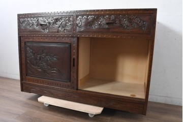 中古　超美品　軽井沢彫り　深みのある木目と立体的な彫刻が存在感を放つサイドボード　(R-084584)