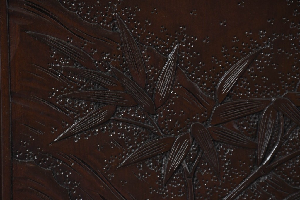 中古　超美品　軽井沢彫り　深みのある木目と立体的な彫刻が存在感を放つサイドボード　(R-084584)