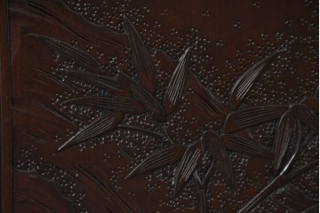 中古　超美品　軽井沢彫り　深みのある木目と立体的な彫刻が存在感を放つサイドボード　(R-084584)