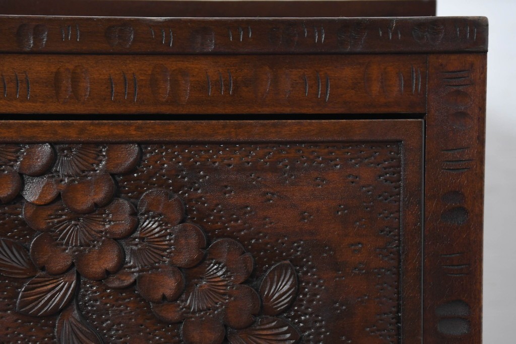 中古　超美品　軽井沢彫り　深みのある木目と立体的な彫刻が存在感を放つサイドボード　(R-084584)