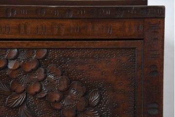 中古　超美品　軽井沢彫り　深みのある木目と立体的な彫刻が存在感を放つサイドボード　(R-084584)