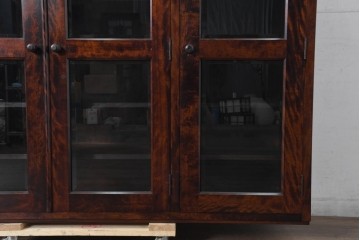 《脚(台輪)取り付け加工費込み》　中古　九州民芸家具　洗練された佇まいと大容量の収納力を兼ね備えたシックな食器棚　(R-084585)