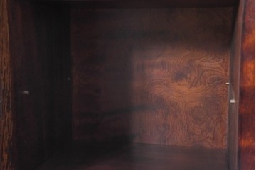 《脚(台輪)取り付け加工費込み》　中古　九州民芸家具　洗練された佇まいと大容量の収納力を兼ね備えたシックな食器棚　(R-084585)