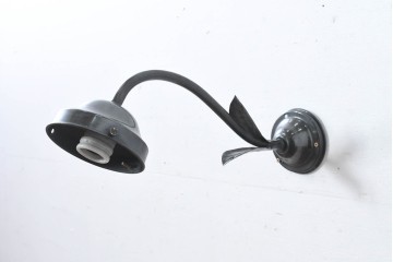 和製ビンテージ　柔らかなカーブと葉のモチーフが印象的な壁付けブラケット　(R-084587)