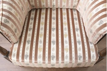 中古　カリモク家具(karimoku)　domani(ドマーニ)　QUEENS LIFE(クイーンズライフ)　クラシカルな空間を演出するアームチェアとスツールのセット　アームチェア定価約27万6千円相当　スツール定価約10万円相当　(R-084588)