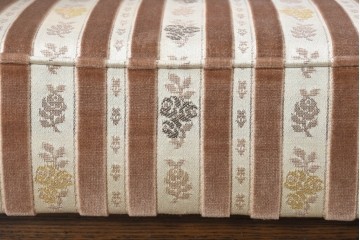 中古　カリモク家具(karimoku)　domani(ドマーニ)　QUEENS LIFE(クイーンズライフ)　クラシカルな空間を演出するアームチェアとスツールのセット　アームチェア定価約27万6千円相当　スツール定価約10万円相当　(R-084588)