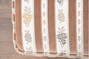 中古　カリモク家具(karimoku)　domani(ドマーニ)　QUEENS LIFE(クイーンズライフ)　クラシカルな空間を演出するアームチェアとスツールのセット　アームチェア定価約27万6千円相当　スツール定価約10万円相当　(R-084588)