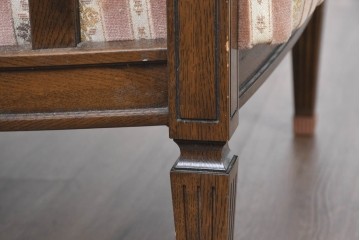 中古　カリモク家具(karimoku)　domani(ドマーニ)　QUEENS LIFE(クイーンズライフ)　クラシカルな空間を演出するアームチェアとスツールのセット　アームチェア定価約27万6千円相当　スツール定価約10万円相当　(R-084588)