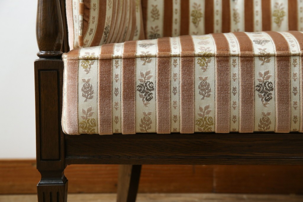 中古　カリモク家具(karimoku)　domani(ドマーニ)　QUEENS LIFE(クイーンズライフ)　クラシカルな空間を演出するアームチェア　定価約27万6千円　(R-084589)