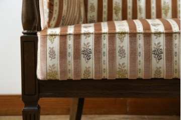 中古　カリモク家具(karimoku)　domani(ドマーニ)　QUEENS LIFE(クイーンズライフ)　クラシカルな空間を演出するアームチェア　定価約27万6千円　(R-084589)