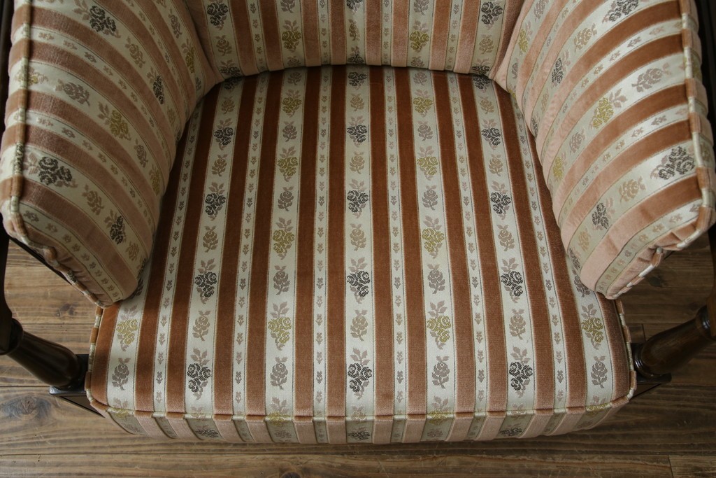 中古　カリモク家具(karimoku)　domani(ドマーニ)　QUEENS LIFE(クイーンズライフ)　クラシカルな空間を演出するアームチェア　定価約27万6千円　(R-084589)