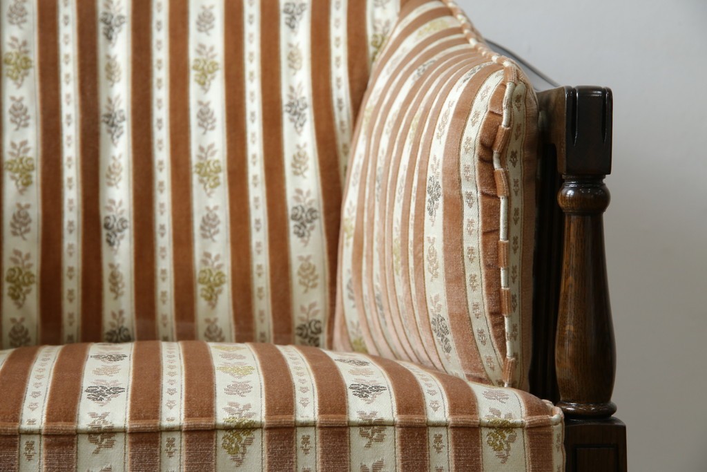 中古　カリモク家具(karimoku)　domani(ドマーニ)　QUEENS LIFE(クイーンズライフ)　クラシカルな空間を演出するアームチェア　定価約27万6千円　(R-084589)