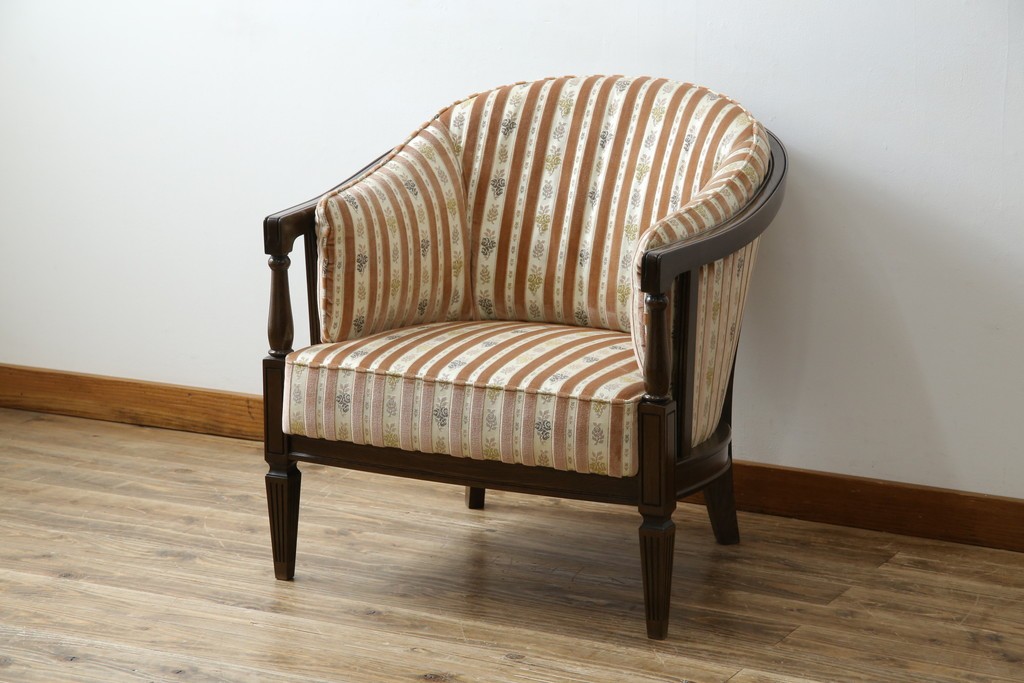 中古　カリモク家具(karimoku)　domani(ドマーニ)　QUEENS LIFE(クイーンズライフ)　クラシカルな空間を演出するアームチェア　定価約27万6千円　(R-084589)