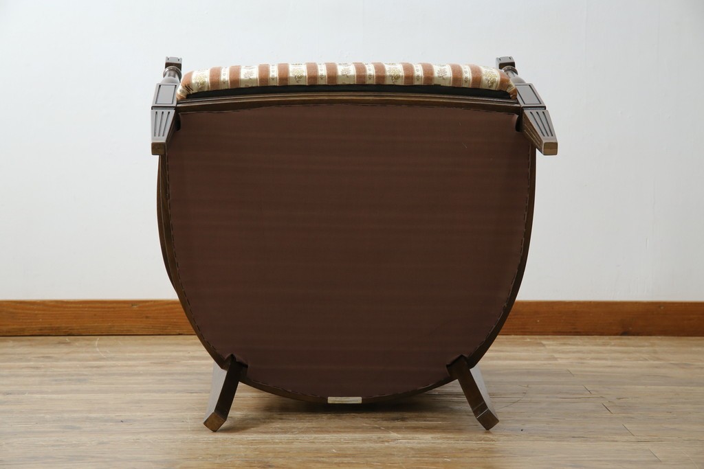 中古　カリモク家具(karimoku)　domani(ドマーニ)　QUEENS LIFE(クイーンズライフ)　クラシカルな空間を演出するアームチェア　定価約27万6千円　(R-084589)