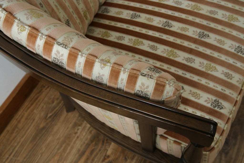 中古　カリモク家具(karimoku)　domani(ドマーニ)　QUEENS LIFE(クイーンズライフ)　クラシカルな空間を演出するアームチェア　定価約27万6千円　(R-084589)