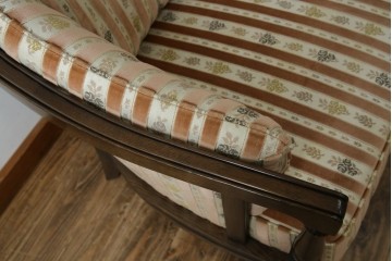 中古　カリモク家具(karimoku)　domani(ドマーニ)　QUEENS LIFE(クイーンズライフ)　クラシカルな空間を演出するアームチェア　定価約27万6千円　(R-084589)