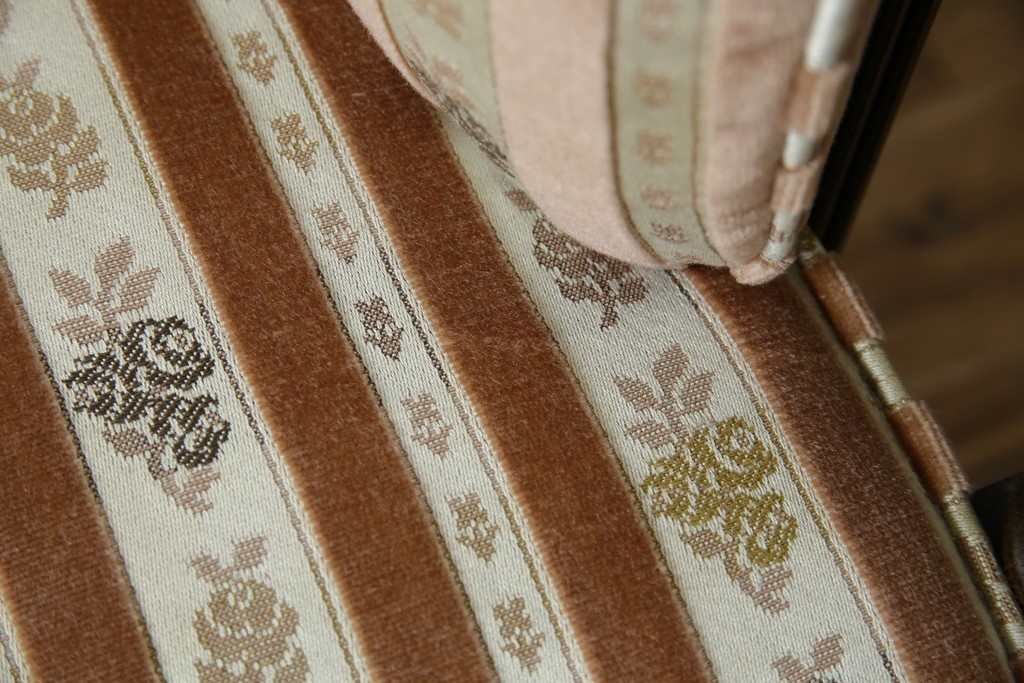 中古　カリモク家具(karimoku)　domani(ドマーニ)　QUEENS LIFE(クイーンズライフ)　クラシカルな空間を演出するアームチェア　定価約27万6千円　(R-084589)