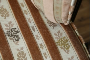 中古　カリモク家具(karimoku)　domani(ドマーニ)　QUEENS LIFE(クイーンズライフ)　クラシカルな空間を演出するアームチェア　定価約27万6千円　(R-084589)