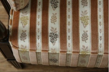 中古　カリモク家具(karimoku)　domani(ドマーニ)　QUEENS LIFE(クイーンズライフ)　クラシカルな空間を演出するアームチェア　定価約27万6千円　(R-084589)