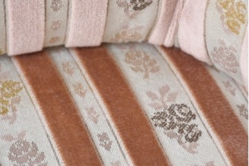 中古　カリモク家具(karimoku)　domani(ドマーニ)　QUEENS LIFE(クイーンズライフ)　クラシカルな空間を演出する3人掛けソファ　定価約55万7千円　(R-084591)