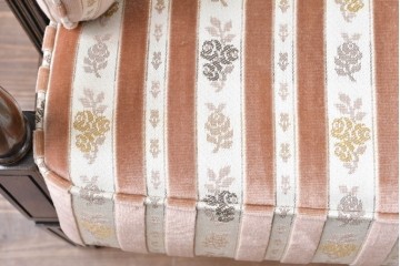中古　カリモク家具(karimoku)　domani(ドマーニ)　QUEENS LIFE(クイーンズライフ)　クラシカルな空間を演出する3人掛けソファ　定価約55万7千円　(R-084591)