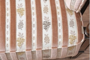 中古　カリモク家具(karimoku)　domani(ドマーニ)　QUEENS LIFE(クイーンズライフ)　クラシカルな空間を演出する3人掛けソファ　定価約55万7千円　(R-084591)