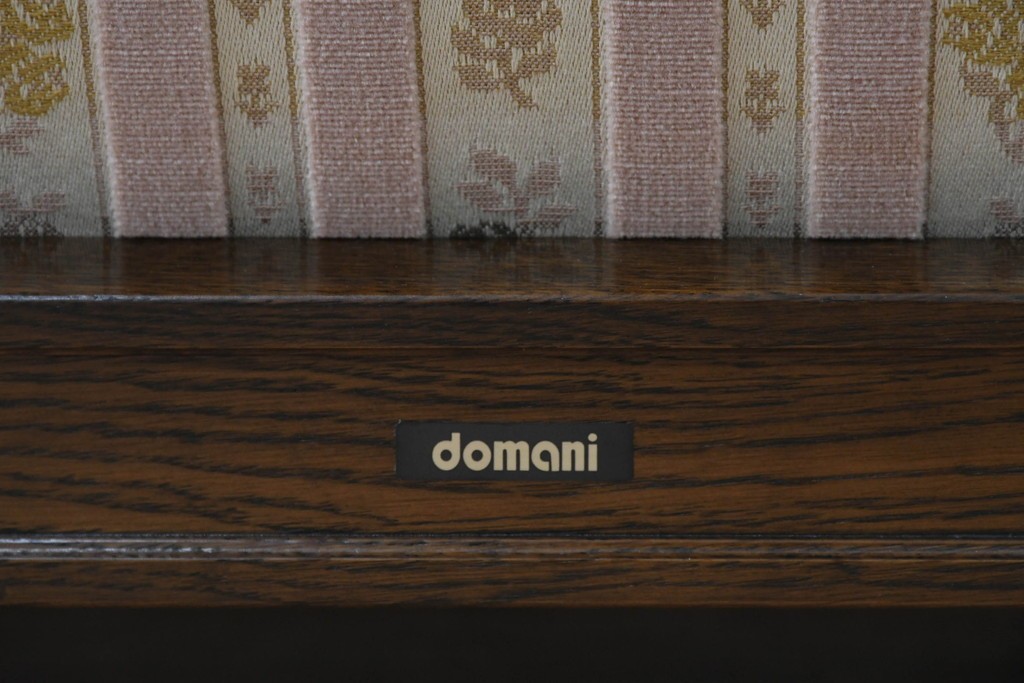 中古　カリモク家具(karimoku)　domani(ドマーニ)　QUEENS LIFE(クイーンズライフ)　クラシカルな空間を演出する3人掛けソファ　定価約55万7千円　(R-084591)