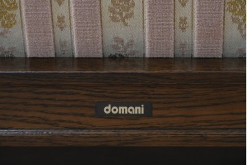 中古　カリモク家具(karimoku)　domani(ドマーニ)　QUEENS LIFE(クイーンズライフ)　クラシカルな空間を演出する3人掛けソファ　定価約55万7千円　(R-084591)