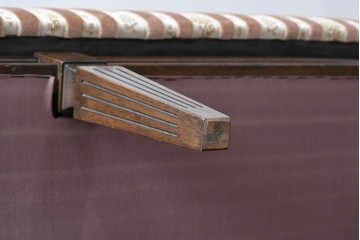 中古　カリモク家具(karimoku)　domani(ドマーニ)　QUEENS LIFE(クイーンズライフ)　クラシカルな空間を演出する3人掛けソファ　定価約55万7千円　(R-084591)