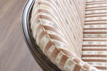 中古　カリモク家具(karimoku)　domani(ドマーニ)　QUEENS LIFE(クイーンズライフ)　クラシカルな空間を演出する3人掛けソファ　定価約55万7千円相当　(R-084591)