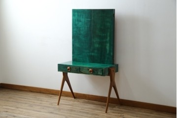 イタリアヴィンテージ　激レア!!　イタリア高級家具　アルド・トゥーラ(ALDO TURA)　仔山羊革張り　シャープで美しい脚の造形美と個性が光る鮮烈なグリーンに目を奪われる三面鏡ドレッサー　(R-084592)