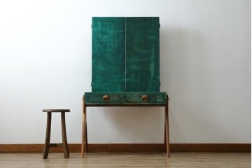 イタリアヴィンテージ　激レア!!　イタリア高級家具　アルド・トゥーラ(ALDO TURA)　仔山羊革張り　シャープで美しい脚の造形美と個性が光る鮮烈なグリーンに目を奪われる三面鏡ドレッサー　(R-084592)
