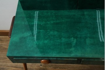 イタリアヴィンテージ　激レア!!　イタリア高級家具　アルド・トゥーラ(ALDO TURA)　仔山羊革張り　シャープで美しい脚の造形美と個性が光る鮮烈なグリーンに目を奪われる三面鏡ドレッサー　(R-084592)