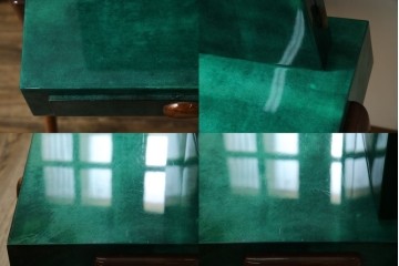 イタリアヴィンテージ　激レア!!　イタリア高級家具　アルド・トゥーラ(ALDO TURA)　仔山羊革張り　シャープで美しい脚の造形美と個性が光る鮮烈なグリーンに目を奪われる三面鏡ドレッサー　(R-084592)