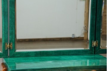 イタリアヴィンテージ　激レア!!　イタリア高級家具　アルド・トゥーラ(ALDO TURA)　仔山羊革張り　シャープで美しい脚の造形美と個性が光る鮮烈なグリーンに目を奪われる三面鏡ドレッサー　(R-084592)