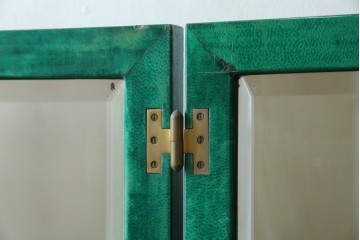 イタリアヴィンテージ　激レア!!　イタリア高級家具　アルド・トゥーラ(ALDO TURA)　仔山羊革張り　シャープで美しい脚の造形美と個性が光る鮮烈なグリーンに目を奪われる三面鏡ドレッサー　(R-084592)