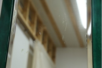 イタリアヴィンテージ　激レア!!　イタリア高級家具　アルド・トゥーラ(ALDO TURA)　仔山羊革張り　シャープで美しい脚の造形美と個性が光る鮮烈なグリーンに目を奪われる三面鏡ドレッサー　(R-084592)