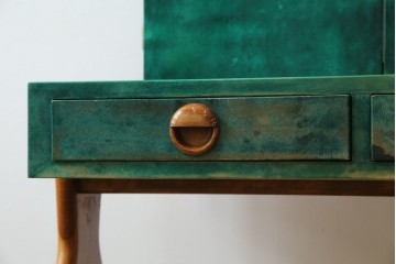 イタリアヴィンテージ　激レア!!　イタリア高級家具　アルド・トゥーラ(ALDO TURA)　仔山羊革張り　シャープで美しい脚の造形美と個性が光る鮮烈なグリーンに目を奪われる三面鏡ドレッサー　(R-084592)