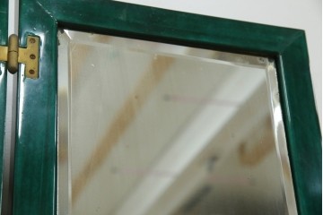 イタリアヴィンテージ　激レア!!　イタリア高級家具　アルド・トゥーラ(ALDO TURA)　仔山羊革張り　シャープで美しい脚の造形美と個性が光る鮮烈なグリーンに目を奪われる三面鏡ドレッサー　(R-084592)