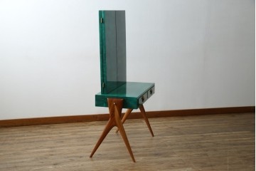 イタリアヴィンテージ　激レア!!　イタリア高級家具　アルド・トゥーラ(ALDO TURA)　仔山羊革張り　シャープで美しい脚の造形美と個性が光る鮮烈なグリーンに目を奪われる三面鏡ドレッサー　(R-084592)