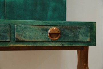 イタリアヴィンテージ　激レア!!　イタリア高級家具　アルド・トゥーラ(ALDO TURA)　仔山羊革張り　シャープで美しい脚の造形美と個性が光る鮮烈なグリーンに目を奪われる三面鏡ドレッサー　(R-084592)