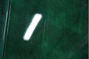 イタリアヴィンテージ　激レア!!　イタリア高級家具　アルド・トゥーラ(ALDO TURA)　仔山羊革張り　シャープで美しい脚の造形美と個性が光る鮮烈なグリーンに目を奪われる三面鏡ドレッサー　(R-084592)