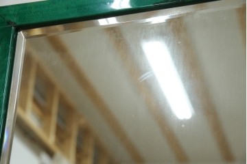 イタリアヴィンテージ　激レア!!　イタリア高級家具　アルド・トゥーラ(ALDO TURA)　仔山羊革張り　シャープで美しい脚の造形美と個性が光る鮮烈なグリーンに目を奪われる三面鏡ドレッサー　(R-084592)