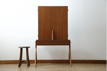 イタリアヴィンテージ　激レア!!　イタリア高級家具　アルド・トゥーラ(ALDO TURA)　仔山羊革張り　シャープで美しい脚の造形美と個性が光る鮮烈なグリーンに目を奪われる三面鏡ドレッサー　(R-084592)