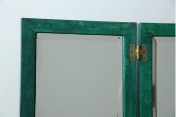 イタリアヴィンテージ　激レア!!　イタリア高級家具　アルド・トゥーラ(ALDO TURA)　仔山羊革張り　シャープで美しい脚の造形美と個性が光る鮮烈なグリーンに目を奪われる三面鏡ドレッサー　(R-084592)