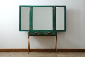 イタリアヴィンテージ　激レア!!　イタリア高級家具　アルド・トゥーラ(ALDO TURA)　仔山羊革張り　シャープで美しい脚の造形美と個性が光る鮮烈なグリーンに目を奪われる三面鏡ドレッサー　(R-084592)