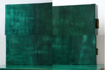 イタリアヴィンテージ　激レア!!　イタリア高級家具　アルド・トゥーラ(ALDO TURA)　仔山羊革張り　シャープで美しい脚の造形美と個性が光る鮮烈なグリーンに目を奪われる三面鏡ドレッサー　(R-084592)