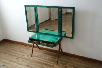 イタリアヴィンテージ　激レア!!　イタリア高級家具　アルド・トゥーラ(ALDO TURA)　仔山羊革張り　シャープで美しい脚の造形美と個性が光る鮮烈なグリーンに目を奪われる三面鏡ドレッサー　(R-084592)