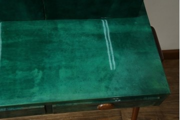 イタリアヴィンテージ　激レア!!　イタリア高級家具　アルド・トゥーラ(ALDO TURA)　仔山羊革張り　シャープで美しい脚の造形美と個性が光る鮮烈なグリーンに目を奪われる三面鏡ドレッサー　(R-084592)